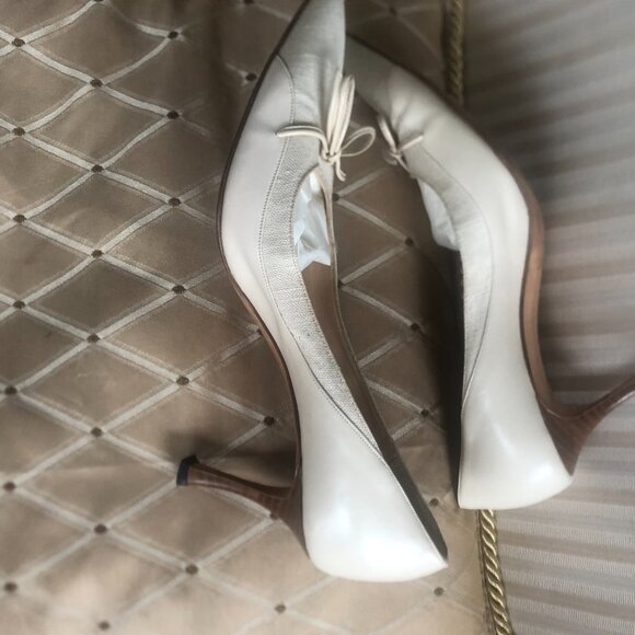 Authentic Manolo Blahnik shoes 38 1/2 Ivory/Cream leather, Linen at toe/trim EUC - Picture 3 of 10